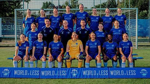 Hintere Reihe (v. l.):  Marie Huber, Lena Goedert, Rebecca Hawkins, Elina Rastl, Alexandra Kaufmann, Maya Hauptmann, Lena Altmann, Stephanie Karbaumer
Mittlere Reihe (v. l.):  Monika Bichlmaier, Torwarttrainer Tobias Hunn, sportlicher Leiter Harry Kronthaler, Cheftrainer Stefan Karamatic, spielende Co-Trainerin Stephanie Karamatic, Carina Sedlmeir
Vordere Reihe (v. l.):  Michelle Pantoulier, Zofia von Carlowitz, Julia John, Wilma Rehm, Michaela Eisen, Nana Opoku, Anna Deischl