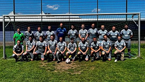 von oben links: Philipp Hesse (Trainer), Christoph Gothe, Pierre Mohr, Alexander Thiele, Thomas Knoche, Marvin Wesser, Jann-Lieven Lattermann, Philipp Rosin, Kevin Kühne, André Möller, Ingo Bauer

von unten links: Vincent Simmert, Nicolas Pascal Franke, Lucas Czwalinna, Christopher Bellmann, Christian Germann, Max Knizia, Carsten Deparade, Ringo Trost-Robert, Friedrich Leefhelm, Lucas Werner