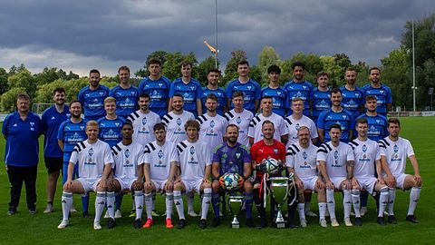 Hintere Reihe von Links:
 
Weikelmann Sebastian, Manke Leon, Lorenz Marcel, Schneider Marco, Iskandarani Maruan, Engl Lukas, Al Mohemied Ahmad, Alatshan Abdalmajeed, Neubauer Nico, Vorbrugg Lucas, Alkurdi Wael
 
Mittlere Reihe von Link:
 
Trainer 1.Mannschaft: Heyder Harry, Spielertrainer 2.Mannschaft: Treitz Simon, Piewak Benedikt, Doktorowski Nico, Götz Max, Klinger Stefan, Kayser Lukas, Schwarz Johannes, Curt Medin, Schleiger Jason, Gsänger Mario, Henze Jean-Pierre,
 
Erste Reihe von Links:
 
Hübner Timo, Quintana Enrique Sanchez, Götz Simon, Rösch Thomas, Schnitzlein Max, Sitzmann Markus, Muskat Alexander, Schmidt Patrick, Doktorowski Patrick, Ewald Gregor