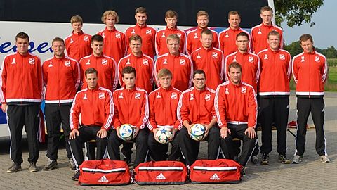 oben v.l.: Christian Büter, Jan Tiemann, Christoph Becker, Johannes Becker, Philipp Deermann, Andreas Fangmeyer, Alexander Feldmann
mittlere Reihe v.l.: Alexander Willoh, Benedikt Behnen, Alexander Witte, Michael Gerdes, Sebastian Untiedt, Florian Klues, Christoph Buschen, Trainer Tobias Untiedt, Betreuer Daniel Olthaus
unten v.l.: Dirk Westendorf, Wilhelm Becker, Christopher Knoll, Christopher Düing, Stefan Gerdes
Es fehlen: Jannik Steenken, Mathias Sperlich, Betreuer Johannes Schrant