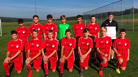 B2-Jugend 2019/20
Hinten: Hawar Jalal Blend, Tician Kraus, Nico Oppitz, Peter Schwandner, Salman Morad, Franz Holzgartner, Trainer Kevin Kraus
Vorne: Stefano Cacu, Veit Lindner, Paul Weiß, Leon Grundmann, Lucas Grundmann, Christian Maier, Nevzat Islami