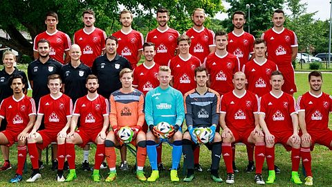 Team Bezirksliga Herren 2

hinten v.l.n.r:
Tim Blessing, Alexander Haiber, Micha Grill, Philip Heinerich, Berat Sertolli, Lukas Blessing,Valentin Holoch

mitte v.l.n.r.:
Fitnesstrainerin Michaela Schuster, Trainer Erkan Olgun, Sportliche Leitung: Timo Iacobellli, Daniel Brodbeck, Roman Schmidt, Yannik Musch, Alexander Kunz, Niklas Bauer
 
vorne v.l.n.r:
Niven Ratnamaheson, Alexander Sprigade, Tim Stiegler, Simon Kretschmer, Sven Altmann, Patrick Henne, Tim Morlok, Thomas Killburg, Marco Rückle.

Es fehlt: Co-Trainer Patrick Müller, Gianluca Bellantoni, Koubilay Dedeli, Marius Keller, Daniel Klingler, Sedat Sahbaz, Johannes Wizemann, Enrico Zimbilli,