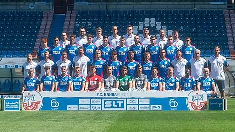 hi. Reihe v. li.: Zeugwart Andy Thiem, Mannschaftsarzt Dr. Thomas Willert, Mannschaftsarzt Dr. Martin Randow, Video-Analyst Oliver Grebing, Physiotherapeut Sebastian Schlettwein, Busfahrer Alex Ogrinc, Physiotherapeut, Nils Vielrose, Chef-Physiotherapeut Martin Berthold; Dritte Reihe v. li.: Tim Krohn, Kenan Fatkic, Dario Gebuhr, Ryan Naderi, Paul Stock, Leon Reichardt, Dominik Lanius, Lukas Wallner, Florian Carstens, Jan Mejdr; Zweite Reihe v. li.: Direktor ProfifuBball Amir Shapourzadeh, Athletik-Reha-Trainer Daniel Rellman, Athletik-Trainer Reinhard Schnittker, Torwart-Trainer Dirk Orlishausen, Felix Ruschke, Benno Dietze, Jonas Dirkner, David Hummel, Franz Pfanne, Co-Trainer Marcus Rabenhorst, Co-Trainer Dirk Flock, Chef-Trainer Daniel Brinkmann; vordere Reihe v. li.: Adrien Lebeau, Fiete Bock, Nico Neidhart, Cedric Harenbrock, Erik Maurer, Max Hagemoser, Benjamin Uphoff, Philipp Klewin, Marco Schuster, Andreas Voglsammer, Christian Kinsombi, Maximilian Krauß