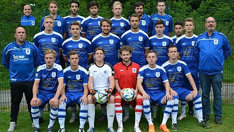 Foto: Dirk Chalupnizek

oben von links: Stengel, Bensaia, Yanar, Prusko, Bredenbals, Friedrich
m.v.l.: Trainer Heinemann, Erdmann, Westphal, Hardieck, Tumbusch, Durdu, Güclü, Leber, Fußballobmann Bartsch
u.v.l.: Nagel, Benczedi, Ciupek, Nelipowitz, Pahlmeyer, Cichon
eingeklinkt: Romberg