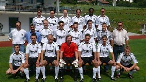 Hintere Reihe von links: Christoph Haugeneder, Stephan Bauer, Daniel Krieg, Daniel Pauli, Patrick Djedjess, Mike Duschl.
Mitte von links: Spartenleiter Jürgen Schano, Geschäftsführer Hans Reichenberger, Wolfgang Schano, Christian Schönberger, Florian Windpassinger, Florian Fuchs, 1. Vorstand Toni Sammer, 3. Vorstand Johann Jakob.
Vorne von links: Anton Stadler, Florian Wurm, Christian Weber, Christoph Kanamüller, Andi Kilger, Christian Schnelzer, Jürgen Eder.

Es fehlen: Trainer Franz Weber, TW-Trainer Erwin Weiss, Thomas Kern, Thomas Rodler, Christian Küblböck.