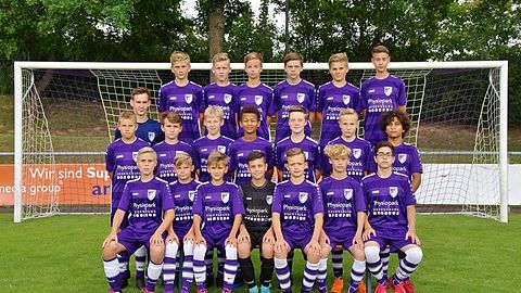 Hinten: Florian Heimrath, Nico Ziaja, Jannis Hufsky, Bastian Fuchtler, Felix Beck, Maximilian Lehnerer
Mitte: Trainer Florian Feicht, Nico Kirchberger, Tom Opel, Tobias Weiss, Justin Bolfrey, Lea Wolski, Luca Schmidt, Etien Mendel
Vorne: Manuel Vogelbacher, Tim Baumann, Fabian Kumpf, Niklas Kresz, Janik Lieschke, Joseph Renner, eniz O`Keeffe
Es fehlt: Sebastian Fleck