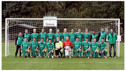 obere Reihe (v.l.): Betreuer Christian Gröninger, Kevin Gräff, Philipp Bültmann, Christian Galster, Erik Wilms, Thomas Draaken, Tim Lötters, Carsten Tolzmann, Jakob Frömbling, Yannik Bott, Sofian Kahled, Co-Trainer Christian Voss, Trainer Stefan Pötters
untere Reihe (v.l.): Stefan Evertz, Murat Erdogan, Julian Gröninger, Christoph Baumeister, Frederik Roos, Erik Heidemann, Timo Maas, Pascal Dierig, David Poloczeck, Mike Falcone