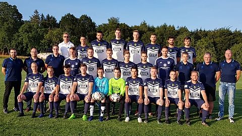 SC Weisbach - Manschaft 2020/21
Vorne v.l.
Johannes Schmitt (SpA), Luca Ihrig, Ralf Schmitt, Patrick Stötzer, Alexander Heß (Co-Trainer), Jannis Fischer, David Fuhrmann, Severin Bender, Ricardo Ihrig, Jens Schmidtchen
Mitte v.l.
Emanuele Zerbo (SpAV), Daniel Haas (1. Vorstand), Dennis Frisch (Schiedsr.), Tim Ebert, Marco Höfler, Niklas Teimel, Dennis Weiß, Kay Haas, Michael Leiner, Daniel Sigmund (SpA), Jochen Ebert (Jugendleiter), Alwin Lenz (2. Vorstand)
Hinten v.l.
Martin Grimm (1. Vorstand), Robin Heß (Trainer), David Galm, Christian Allmann, Cedric Dim, Dustin Grimm, Daniel Schmitt, Fabio Zerbo