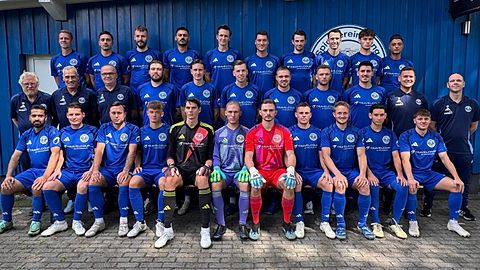 Das Team der SpVgg Sterkrade 06/07, hinten (v.l.): Artur Stankewizius, Joel Bayram, Nils Martin, Serkan Karaüzüm, Mats Müller, Jannik Hoppe, Moritz Anderheide, Finn Müller, Max Zachariasz und Enver Ünal; Mitte (v.l.): Betreuer Gerald Weinknecht, Torwarttrainer Frank Langela, Physio Dariusz Zabielski, Aaron Langen, Sverre Müller, Lukas Geers, Damian Vergara, Ian Kohlgruber, Florian Lauer, Co-Trainer Jannik Bauer und Trainer Lars Mühlbauer; vorne (v.l.): Said Aljumaa, Torben Wissen, Joshua Eberth, Damian Hendricks, Thomas Bach, Justin Wienen, Andreas Noll, Robin Papert, Zahir Kaynar und Gerrit Kriegisch.
