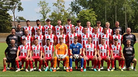 Hintere Reihe (v.l.n.r.): Andreas Montag, Avtandil Bakhtadze, Millat Simsek, Maxi Schläffer, Marvin Guss, Yannick Weyand, Berdan Güclü, Julian Kern, Ilja Posuchov, Elias Benz, Marco Schelb
Mittlere Reihe (v.l.n.r.): Daniel Mannstein, Arthur Mielczarek, Enric Sabater Berzal, Maximilian Kolodziej, Maxi Huber, Marvin Hessedenz, Jan Eichmann, Mattheo Schulze, Fabio Götzinger, Lukas Feka, Heiko Glaessner
Vordere Reihe (v.l.n.r.): Thomas Hofer, Niklas Allenford, Fabian Scheffer, Shakil Diallo, Sebastian Buhl, Kai Zahlerm Chris Haase, Tim Lange, Justin Pfeffler, Patrick Fouquet