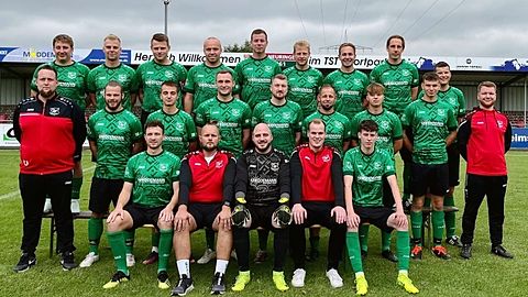 Hinten (v.l.n.r.): Thomas Kocks, Kilian Plass, Robin Lögering (C), Hannes Kocks (TR), Niels Olthoff, Marvin Plass, Andre Stroot (TR), Florian Kocks (KdM), David Plass
Mitte (v.l.n.r.): Chris Nykamp (BT), Marco Ahlers, Denys Prus, Christopher Gebbeken, Marek Hüsers, Christian Ahlers, Zakhar Prus, Roman Korte, Timo Joostberends (BT)
Vorne (v.l.n.r.): Philipp Burgemeister, Tim Robben, Alexander Kocks, Fabian Niers, Lars Olthoff
Es fehlen: Niklas Berens, Lucas Janzen, Matthias Trautwein