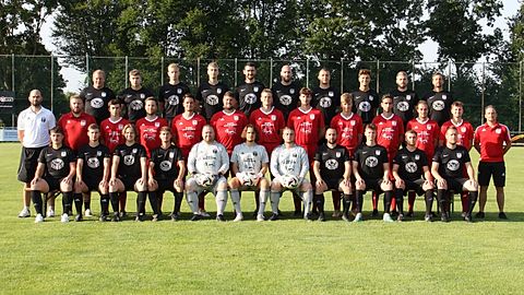 Hintere Reihe v. l.: Matthias Garni, Benny Staib, Lucas Ziegler, Moritz Kauer, Jannik Bartosch, Nico Höhe, Dennis Zeun, Lukas Jehle, Samuel Jost, Abteilungsleiter Matthias Wittlinger
Mittlere Reihe v. l.: TW-Trainer Tobias Einsiedler, Co-Trainer Michael Schaab, Mike Megnin, Kevin Weißenborn, Josh Kußmaul, Spielertrainer Waldemar Schaab, Mats Kußmaul, Kai Bückle, Finn Bückle, Alexander Eckle, Franz Noller, Moritz Wald, Fitnesstrainer Sven Fleischmann
Vordere Reihe v. l.: Colin Hock, Linus Benz, Max Wenninger, Paul Schmidt, Daniel Reichelt, Tom Späth, Artur Schmidt, Sascha Meier, Philipp Daum, Dominik Seibold, Manuel Dürr
Es fehlen: TW-Trainer Jens Baur, Abteilungsleiter Markus Schmid, Diego da Costa Fernandes, Elias Ziegler, Johannes Fuchs, Jonas Mayer, Simon Schmid, Julian Frölich, Max Noller, Max Unseld, Moritz Baur, Noah da Costa Fernandes, Louis Rapp, Matthias Folli, Samuel Bosch