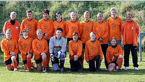 Hintere Reihe v.l U.Schmidt, Christin Misch, Doreen Jacob, Anne Ziese, Susanne Kupke, Christiane Scharnbeck, Silke Weber, Christin Arbeiter, Thomas Hahn
Vordere Reihe v.l.Katrin Zimmerling, Peggy Schmidt, Antje Zimmerling, Bianca Starosta, Nancy Dietrich, Jaqueline Born, Claudia Zeckel