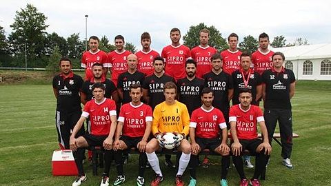 hinten von Links: Anatol Kussmaul, Armend Bekteshi, Cem Tanaz, Carly Bedir, Alex Oehlmann, Oleg Berger, Nils Schanzmann/ mitte von Links: Ümüt Gözlükcü (Trainer), Levent Aktekeli (Betreuer), Alex Chilko, Gökhan Kusucuran, Mikael Bicici, Niko Horte, Alex Lavrov (Betreuer), Fabian Illies (Co- und Torwarttrainer)/ unten von links sitzend: Anton Martin, Tayfun Özhan, Dorian Beil, Selcuk Kaymak und Firat Dogan: Es fehlen: Tim Krüger, Nils Schanzmann, Salvatore Palmieri, Mustafa Demir und Florim Muji.