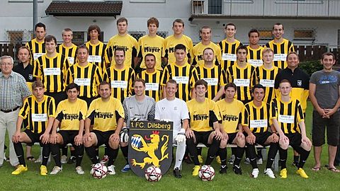 Hinten v.l.: M. Rittmeier,Mayer, L. Bernauer, Späth, Schmitt, Ziegler, J. Lorenz, Kunz, Flick, Münkel.
Mitte v.l.: Trainer Rupp, SpA O. Rittmeier, Trainer T. Rittmeier, Weitzell, Vobis, Schweisthal, Dilber, Uzun, Zielincky, Vasta, Becker, Trainer Grossmann, SpA-Vorsitzender Zorla, 1. Vors. Bernauer.
Vorne v.l.: Darske, Klaussmann, Löschmann, Schulz, Müller, M. Bernauer, Dobler, Neumann, Seufert.    Foto: Pfeifer