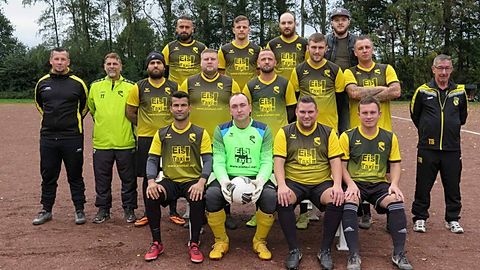 v.oben links:Harmouche,Jitschin,D.Sonntag,J.Sonntag

V.Mitte links: Trainer R.Kaufmann,Co.Horbach,Varga,Bayer,Fink,Schlösser,Bildstein,Co.Schmitz

v.unten links:Sahiri,Rinössl,Thomsen,Fedukov 

Es fahlen:Ramirez,Uphoff,Daudert,A.Kaufmann,Kaftan,Rosen,Uthe,Mehlkopf