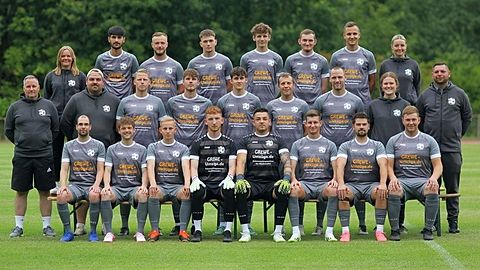 obere Reihe v.l.n.r.: Annika Werner (Social Media), Adel Daquri, Ben Janßen, Bo Brünglinghaus, Mike Hamann, Jörn-Cedric Kuczynski, Melwin Horstmann, Dana Florschütz (Betreuerin)
mittlere Reihe v.l.n.r.: Björn Brünglinghaus (Trainer), Leon Bühler (Co-Trainer), Lukas Kommorovski, Tim Machtans, Levin Szymetzko, Fabien Lecour, Jannik Kommorrovski, Selina Schröder (Physio), Yves Lecour (Fußballobmann)
untere Reihe v.l.n.r.: Patrick Pieper, Jacob Schulze, Timo Klein, Melvin Bolleininger, Jordan Haarig, Jonas Kessel, Luca Bertermann, Henrik Paulsen
Es fehlen: Fyn-Lukas Rothe (TW-Trainer), Genci Sallufi (Fitnesstrainer), Fynn Ole Nimmrich, Tjark Nimmrich, Tim Krüger, Anjo Hanisch, Jønne Freese, Linus Bauer