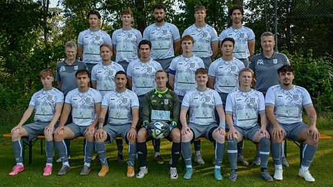 Hinten v. l.: Benedikt Malenke, Finn Labedzki, Diego Puchta, Robin Seibold, Lorenz Sollacher

Mitte v. l.: Detlef Scheffler (Betreuer), Max Ellenrieder, Luca Raeck, Alexander Reithmeier, Piero Gei, Peter Kanizsai (Trainer)

Vorne v. l.: Simon Wittmann, Tom Kerscher, Panagiotis Poulis, Colin Scheppel, Benedikt Kraus, Maximilian Kurz, Kevin Janke

Es fehlen: Peter Enckell, Samuel Glogowski, Maurice Pütterich, Jonas Festbaum, Antonio Kliche, Sebastian Uffinger, Valentin Schmid, Vincent Blank, Florian Erhard (Co-Trainer)