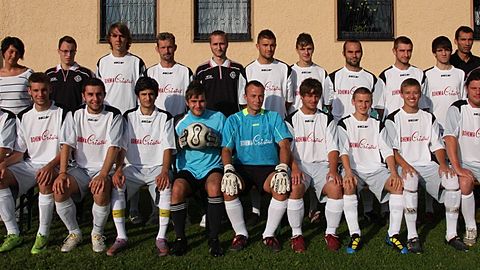 (stehend, von links) Spielleiter Dirk Diener, Physiotherapeutin Susi Reithel, Andy Leonhardt, Felix Matzke, Jiri Kral, Thomas Krätzer, Bernd Werner, Rico Pohl, Daniel Draksl, Rafael Kowalczyk, David Diener, Trainer Haydar Simsek, Kostas Karalias, Betreuer Alfred Hartinger sowie (sitzend, von links) Tolga Karatas, Marco Siniawa, Bernd Krafczyk, Antonino Giunta, Tuncay Canbulat, Tomas Smrha, Benni Reim, Christian Engler, Sascha Jülke und David Sikora