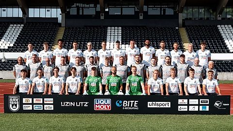 Reihe v.li.: Jonathan Meier, Jan Boller, Julian Etse, Lukas Mazagg, Niklas Kölle, Dennis Dressel, Marcel Wenig, Aleksandar Kahvic, Andre Becker, Lucas Röser, Johannes Reichert, Niklas Castelle, Sadin Crnovrsanin mi. Reihe v.li.:: Robert Lechleiter (Cheftrainer), Matthias Lust (Co-Trainer), Christoph Kappel (Co-Trainer Analyse), Holger Betz (TW-Trainer), Tim Gulde (Athletiktrainer), Dr. Sebastian Schulz (Athletiktrainer), Patrick Waltenberger (Spielananalyst), Dr. Christoph Buck (Teamarzt), Dr. Alexander Henze (Teamarzt), Raimund Felber (Physio), Patrick Flip (Physio), Jens Elsholz (Zeugwart), Kevin Klein (Zeugwart), Emilio Tancredi (Betreuer) vo. Reihe v.li.: Ensar Aksakal, Dennis Chessa, Max Brandt, Elias Löder, Max Schmitt, Christian Ortag, Marvin Seybold, Ben Westermeier, Julian Kudala, Luis Görlich, Max Scholze