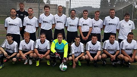 obere Reihe (v.l.n.r.): Torben Jungbluth, Marc Metzdorf, Tim Hausner, Markus Jacobs, Andreas Bauer, Andreas Schömann, Peter Harig, Justin Castello, Daniel Wingerath, Trainer Markus Binz
untere Reihe (v.l.n.r.): Dennis Rossi, Sebastian Müller, Simon Hübner, Steffen Bruns, Marco Tavares, Johannes Prümm, Stefan Fettes, Ralph Bauschert