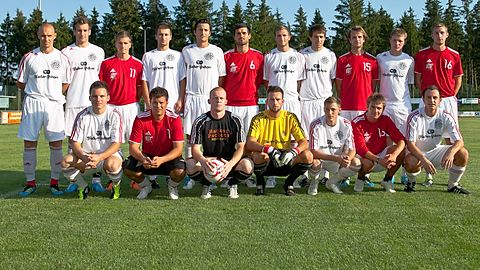 Hinten von links: Sven Kresin, Niklas Breiter, Josef Noder, Muriz Salemovic, Stefan Strohhofer, Mario Michelini, Sebastian Nichelmann, Sebastian Bonfert, Marco Leszczynski, Patrick Steber, Roman Schuster
Vone von links: Michael Kares, Markus Obermayer, Marc Freier, Tobias Heiland, Sebastian Spreitzer, Kevin Enzi, Arek Wochnik
Es fehlen: Alexander Buschel, Manuel Kirschenhofer, Matthias Schappert, Caner Schmitt