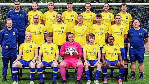 Vorne v.links, Luca Kiefer, Jan Dennert, Tom Kicza, Nils Bollwerk, Mohamed Khadar Abdi Mitte v.links Maximilian Hassel, Miguel Sperling, Jonas Flaswinkel, Yannick Bleckmann, Finn Thrien, Andy Hoffmann, Trainer Ingo Kicza Hinten v.links Co-Trainer Steffen Nüßmann, Frederick Sent, Lias Giesen, Dominik Szalek, Robin Sperling, Julian Schalapski, Marijan Hauschild Es fehlen: Jan Stauder, Kai Pooth, Nick Heynen, Maximilian Fischer, Simon Matzke, Hosien Ibrahim, Jan Krahl, Luca Cremer