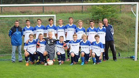 U15/1 Saison 2015/2016 mit Trainer Uwe Henkel (links) und Betreuer Franz Feyerlein (rechts)