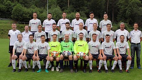 Hintere Reihe von links:
Daniel Bernhard, Pascal Steinmair, Florian Hecht, Marc-André Winter, Fabian Fieber, Marius Koch
Mittlere Reihe von links:
Markus Polzer (Spielausschussvorsitzender), Thorsten Niedderer (TW-Trainer), Rolf Lang (Trainer), Daniel Merz (Co-Trainer), Kai Schäfer, Markus Frauenschuh, Julian Schütze, Marcel Fischer, Thomas Frauenschuh (1.Vorsitzender), Ralf Holzschuh (Kassier)
Untere Reihe von links:
Philipp Holzschuh, Daniel Blatz, Julian Schaller (Spielausschuss), Alexander Binnig, Jürgen Kolbenschlag (Spielausschuss), Florian Mechler (Spielausschuss), Johannes Schmitt, Janik Laier, Lars Reichert
Fotografin: Kathrin Bacic