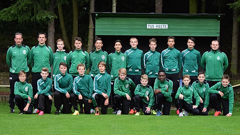 Hintere Reihe (l-r): Trainer Carsten Meyer, Co-Trainer Andreas Bernholt, Dominik Feil, Marcio-Leonardo Kowal, Dzenis Sabotic, Serdar Sakinmaz, Steffen Hanesch, Linus Rott, Noumbissiae-Patrick-Moukam Kamaha, Niklas Klemm, Co-Trainer Patrick Kowal.
Vordere Reihe (l-r): Mattis Wallenhorst, Jonas-Fabian Kirschbaum, Luca Hülsmann, Joost Müller, Linus Conrady, Emil Lennard Clodius, Dion Pajaziti, Teyi Emmanuel Lawson Late-Goo, Richard Herrklüd, Tom Christian Flake, Moritz Sebastian Bromme.
Es fehlen: Finn Strauss, Finn Lungen, Dhinujan Dharmapriya.
Foto: Nico-Andreas Paetzel