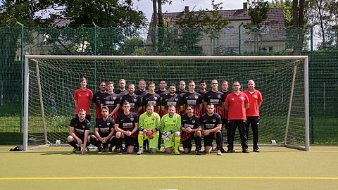 v.l.n.r.: 1. Reihe: Co-Trainer Pfeifer, Vossbeck, Jedlitschka, Renell, Kohlmann, Arlt, Cerimovic, Schmitz, Trainer Witzler
2. Reihe: Maliglowka, Pauli, Hainold, Gonzalez, Schaaf, Strub, Betreuer Wölting
3. Reihe: Gallego, Lampey, Hitpass, Roesch, Naumann, Rustemov, Henn