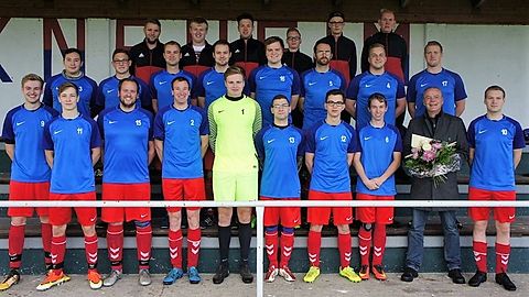 Hintere Reihe (von links): Florian Gövert, Josef Lüken, Marcel Rempe, Tobias Klaas, Lukas Nordmann, Alexander Kathmann. Mittlere Reihe (von links): Daniel Curumov, Felix Gerst, Armin Kalvelage, Reinhard Lüske, Marius Nordmann, Jan Westerhoff, Stefan Rosenbaum, Christoph Schumacher. Vordere Reihe (von links): Henry Osterloh, Konstantin Scheve, Dennis Fresenborg, Alexander Helmes, Lukas Osterloh, Patrick Rolwers, Matthias Lüken, Dennis Bröring, Sponsor Bernd Nordmann, Johannes Osterkamp.