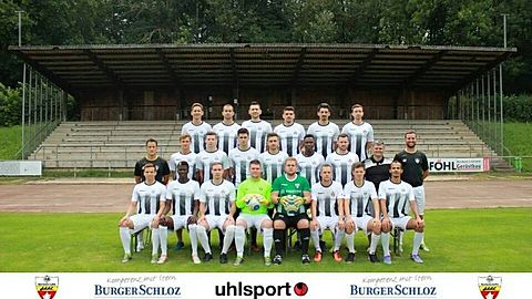 VfB Reichenbach | Saison 2018/19

Oben v.l.: Adrian Seitz, Almir Ohran, Ender Anda, Marvin Fabiankowits, Theo Fotarellis, Wanja Guschin

Mitte v.l.: Fatih Bagdatli (Trainer), Christian Nitzschke, Lenni Weise, Liridon Brahimi, Fabio Ferrari, Musa Bondi, Philip Roos, Ersan Cengiz (Teammanager), Thomas Konnerth (Co-Trainer)

Unten v.l.: Jasper Wolf, Ebrima Darboe, Roland Hermann, André Wolfgramm, Jérôme Possinke, Stefan Kammerer, Luca Zima, Kevin Schindler

Es fehlen: Max Lewke, Robert Jacob, Yasin Konyali, Mario Petruzzelli, Julian Rattay, Sezgkin Souleiman, Vilson Bibaj, Sebastian Weiß, Albion Selmani, Jonathan Häußler.