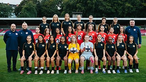 Hi. Reihe v. li n. re.: Thiel, Graeber, Etich, Mendalka, Mirena, Merten
Mitte: Huurnemann, Wiersch, Saviano, Blömacher, Hamo, Sidoropoulos, Gülden, Ledermann, Osmani, Ismani, Papaj, Schmitt
Untere Reihe: Psarros, Califano, Eroglu, Stenmans, Pieper, Rottkirchen, Schulz, Ngaya, Schädel, Mikalainyte