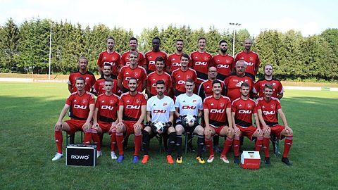 hintere Reihe (von links): Steffen Lenhardt, Lukas Biehl, Fundu Kamu, Stefan Schätzel, Steffen Hoffmann, Arman Anari, Maximilian Alt mittlere Reihe: Pascal Bach (Trainer), Kai Schäfer (Co-Trainer), Nikolas Wilhelm, Mischa Theobald, Marvin Schön, Dr. Bernhard Steines (Mannschaftsarzt), Werner Besch (Betreuer), Thorsten Huwer (Geschäftsführer Sport) vordere Reihe: Alexander Wegel, David Quinten, Michael Rauber, Pascal Blaß, Felix Schmelzer, Johannes Geßner, Gabriel Grasmück, Steffen Wilhelm Es fehlen: Nicolas Küss, Cedric Collet