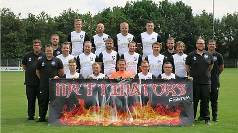 hintere Reihe von links: Johannes Stolz, Matthias Stolz, Arek Meczykowski, Markus Lamberti, Nico Engel, Alexander Becker
mittlere Reihe von links: Gerrit Weyer, Christoph Wagner, Christoph Lamberti, Andreas Meyer, Sören Rosenkränzer, Sven Hoffmann, Markus Barthen, Martin Baden
vordere Reihe von links: Nicola Weyer, Philipp Sniezek, Julian Braun, Leon Walscheid, Lars Sobecki, Patrick Farsch, Johannes Weyer