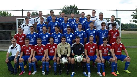 Alle Aufzählungen erfolgen von links nach rechts und von oben nach unten! 

1. Reihe: Sven Buchmüller (Trainer der 2. Mannschaft), Claudio Braun (Trainer der 1. Mannschaft), Fabian Schätzle, Tobias Enghauser, Julian Schmidt, Marco Herrmann, Mario Oesterle (Betreuer der 2. Mannschaft)
2. Reihe: Berthold Gschwend (Torwarttrainer), Dawid Zoglowek, Michael Ciollek, Jan Wittmer, Kai Hensle, Marius Kern, Bernd Bilharz (Betreuer der 1. Mannschaft), Martin Walther (Physiotherapeut)
3. Reihe: Florian Klipfel, Daniel Miranda Torres, Philipp Buselmeier, Fabio Tunno, Nico Scheerer, Jonas Stalf, Timo Stalf, Daniel Reiner, Benedikt Hensle
4. Reihe: Gerhard Frank (Platzwart), Christian Heilmann, Pascal Jörger, Tim Aicher, Manuel Grafmüller, Pascal Reiner, Jonas Bühler (Spielender Co-Trainer), Mathieu Wacker, Theo Brand