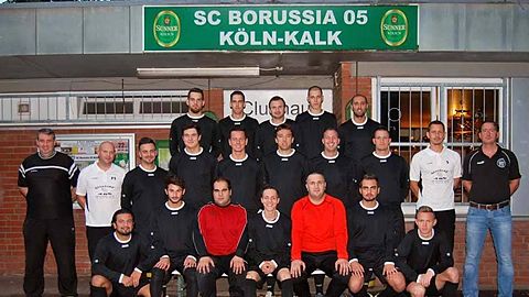 hintere Reihe von links: Sami Patlican, Pascal Flohr, Meikel Gomes Rodrigues, Sascha Cappi, Serkan Acikgöz

mittlere Reihe von links: 2. Vorsitzender Ralph Wilhelm, Trainer Frank Schumacher, Marcel Vasconcelos Valente, Nico Kratzheller, Ervin Tuna, Daniel Gogel, Sebastian Wellmann, Kevin Schmitz, Trainer Benjamin Ossmann, 1. Vorsitzender Salvatore Saporito

vordere Reihe von links: Özgür Ado, Luca Montana, Markus Hammann, Dominic Valente Flausino, Yakup Güclü, Burak Akduman, David Makel

Es fehlen: André Schmidt, Younes Jbilou, Dursun Kerik, Haris Besirevic, Bagbam Muhibullah