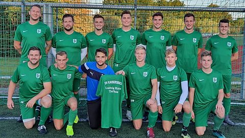 Hintere Reihe v.l.: Steffen Riedel (Trainer), Florian Scheufler (Co-Trainer), Patrick Müller, Luke Gerlinger, Jan Nübel, Lukas Magg, Dominik Meilbeck
Vordere Reihe v.l.: Sascha Weller, Tobias Schock, Leo Hasani, Patrick Wenzel, Fabian Dudas, Ruven Nübel