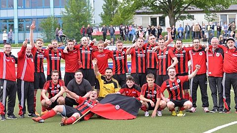 Hinten Links: Trainer J.Hanas, Betreuer Robbes, J.Raack,S.Trautmann,P.Bigus,A.Krieger,E.Neufeld,P.Binneweiß,M.Trautmann,D.Schlesinger,D.Krieger,P.Höhner,M.Ulland, Betreuer M.Schuh Co-Trainer R.Rötzel
Unten Links: F.Molzberger,C.Jakob,R.Kotlinski,M.Zeycan,M.Franke,S.Neufeld,D.Stoll