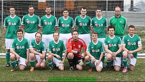 links oben: Valon Pjetraj, Ulrich Schülein, Stefan Huzel, Kai Lackner, Andreas Brückel, Johannes Jedlitschka, Abteilungsleiter Johann Spahr

links unten: Michael Ortner, Bastian Geißelmeier, Rene Schütz, Jonas Patscheider, Andreas Renner, Michael Obel, Max Bauer

es fehlen: Dominik Krois, Uli Auer, Roy Brunner, Malicke Kevin, Sascha Rohn, Michael Traub