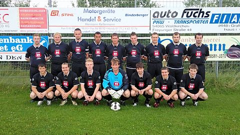 Stehend v. links: Hoffmann Andreas, Hoffmann Jürgen, Baar Daniel, Luis Steve, List Klaus, Moosbauer Johannes, Ranzinger Thomas, Herzensfroh Benjamin, Riedl Michael
Knieend v. links: Piser Thomas, Ranzinger Martin, Hoffmann Michael, Stockbauer Michael, Weiß Alexander, Ranzinger Florian, Ilg Willi