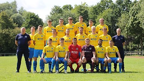 Beschreibung: Hintere Reihen v.l.n.r.: Kilian Pigula, Torben Müller, Tjark Mense, Till Ubber, Ismael da Silva Melon und Tobias Dolinski. Mittlere Reihe v.l.n.r.: TW Trainer Stephan Benz, Kaja Johannsen, Lennart Trentsch, Bente Siemers, Hauke Knust, Florian Ahlf, Jasper Mangels, Jan Stein und Trainer Tobias Gottschalk. Vordere Reihe v.l.n.r.: Piet Johannsen, Niklas Thiel, Eyk Howoldt, Cedric Jagolski, Ahmad Almohamad und Daniel Fink. Es fehlen: Marcel Kröncke, Moritz Barg, Kilian Gottschalk, Jonas Kaczenski, Julian Hagenah, Milan Schlawiedt, Jan Cordts, Janne Mahnken, Moritz Frey, Darwin von Hassel, Luca Seifert, Joel von Hassel und Betreuer Michael Stüven.