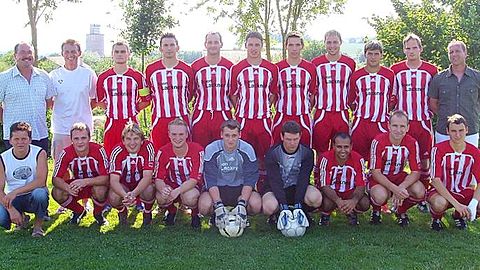 Der Kader des TSV Karpfham 2007/2008: von links oben 1. Vorstand Georg Gerleigner, Kassier Johann Baumgartner, Uwe Schernhammer, Wolfgang Stöckl, Bernhard Fuchs, Christian Sprethuber, Franz Leitner, Alexander Huber, Sebastian Wagner, Christoph Prosteder, Trainer Hans-Jürgen Nebauer; v. links unten Masseur Armin Jablonka, Josef Apfel, Markus Gerhofer, Ludwig Stöckl, Michael Auer, Markus Schettler, Erasmo Rodriguez, Alois Hausberger, Simon Jetzinger