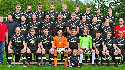 FC Weiler Saison 2012/13
Hinten v.l.: Jan Seltenreich, Jochen Huber , Günther, Steffen Eiermann, David  Kern, Patrick Hildenbrand,  Johannes Schmidt, Chris Jarolim
Mitte v.l.: Johannes Schinko (1.Vors.), Christian Epp (SpA), Florian Horn, Tobias Müller, Kenen Dokuzkardes, Dominik Sackmann, John Faseler, Danny Karolus, Alexander Kullmer, Dennis Barther, Bernd Weiser (Trainer)
Vorne v.l.: Tobias Sitzler, Jonathan Schulz, Stefan Keitel, Sebastian Schulz, Piere Fuentes, Steven Parstorfer, Martin Lucker, Felix Kern, Marco Wiedl. Foto:Lörz/Kraichgausport.de