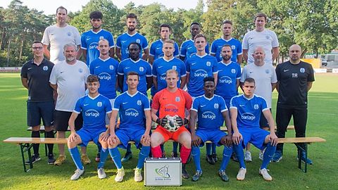 oben von links: Achim Evers, Andreas Abu Diwan, Nico Gill, Julian Püschel, Claud Buitys, Leon Berens, Tobias Bartels.
Mitte von links: Kay Vennemann, Michael Marganus, Tim Natusch, Emmanuel Boadu, Rene Hillebrand, Leon Dosquet, Michael Holt, Volker Dworak, Marcus Antczak.
Sitzend von links: Leon Kugland, Jan Wulkotte, Maik Hermsen, Junior Razak Kone, Marvin Rohe.
Es fehlen: Thomas Kemper, Bernd Krüssel, Giorgio Beltau, Sven Matai, Patrick Tallen.