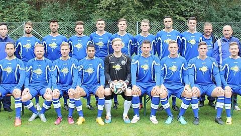 Hinten von links: Trainer Daniel Scheuerpflug, Betreuer Dennis Weber, Gennaro Vasile, Andre Feil, Antonio Santoianni, Paskalis Hartakis, Fabian Kern, Rick Schuhmacher, Mario Konz, Sebastian Schleweck, Betreuer Thomas Kern, Betreuer Christos Hartakis, Torwart-Trainer Murat Korkmaz
Vorne von links: Fabian Wittke, Talha Gürleyen, Nicolas Schaber, Dominic Kimmich, Kim Witte, Tobias Wagner, Manuel Lutz, Oliver Kudera, Nicolai Meister