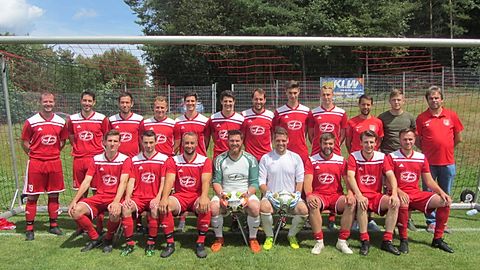 (hintere Reihe v.l.n.r.) Spielertrainer Benny Leis, Spielertrainer Florian Berens, Timo Marx, Christian Jakobs, Leon Falk, Kilian Falk, Michael Mergens, Moritz Poth, David Andrzejewski, David Terres, Timo Neumann, Betreuer Kurt Jakobs,
(vorder Reihe) Marvin Mokelke, Fabio Dany, Lucas Jungandreas, Matthias Dietzen, Stefan Schmitt, Christian Faß, Mike Mokelke, Alexander Hoch

Es fehlen: Pascal Bohn, Marius Falk, Christoph Marx, Helge Striethorst, Kevin Zimmer