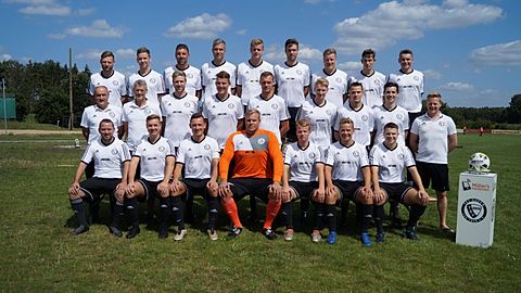 Hintere Reihe v.L.:
Linus Schwarz, Jonas Hamann, Sascha Stange, Tim Scherp, Christopher Koring, Sven Ulrich, Marcel Grupe, Johannes Wolf, Jannes Burmeister

Mittlere Reihe v.L.:
Torsten Beese (Betreuer), Ralf Burmeister (Trainer), Niklas Schläfke, Timo Baumann, Nils Krogmann, Niclas Burmeister, Justin Vierow, Marek Weißleder, Max Asmuß (Co-Trainer)

Vordere Reihe v.L.:
Patrick Schwan, Thorben Richter, Hendrik Burmeister, Daniel Günther, Jan Tröder, Lennart Burmeister, Guido Kalies

Auf dem Bild fehlen:
Thomas Jablonka, Jan Ulrich, Dennis Lange, Sören Herbst, Philipp Mielczarek, Niclas Loss, Marcel Schaper, Max-Peter Pohl, Aron Christen, Lorenz Prolingheuer