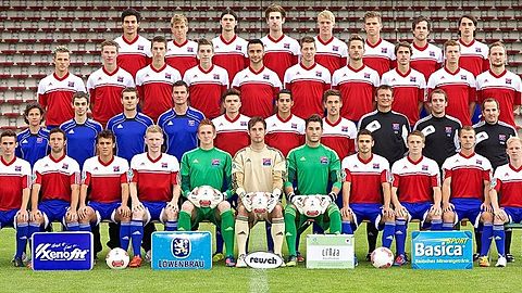 1. Reihe von hinten von links nach rechts: Jonas Hummels, Marius Willsch, Florian Rudy, Alexander Winkler, Stefan Haas, Florian Niederlechner, Stephan Thee, Markus Schwabl 2. Reihe von hinten von links nach rechts: Maximilian Kalus, Maximilian Drum, Janik Haberer, Lucas Hufnagel, Yasin Yilmaz, Daniel Hofstetter, Valentin Hauswirth, Marcel Kappelmaier, Quirin Moll, Manuel Fischer 3. Reihe von hinten von links nach rechts: Nelly Le Berre (Physio), Ben Beck (Physio), Georg Wallner (Fitnesstrainer), Dr. Manfred Achten (Mannschaftsarzt), Roland Sternisko, Ünal Tosun, Maximilian Welzmüller, Claus Schromm (Chef- Trainer), Florian Ernst (Co-Trainer), Manuel Baum (Team-Chef) Vorderste Reihe von links nach rechts: Dominik Rohracker, Leon Müller-Wiesen, Felix Stemmer, Andreas Voglsammer, Sebastian Wolf, Stefan Riederer, Korbinian Müller, Luka Odak, Michael Marinkovic, Maximilian Siebald, Sascha Bigalke. Foto: Daniel Glasl dpa/lby